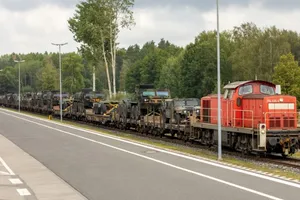 Lữ đoàn Pháo binh dã chiến số 41 Mỹ đưa khí tài để chuẩn bị cho cuộc tập trận bắn đạn thật Rail Gunner Rush tại Estonia hôm 31-8. Ảnh: LỤC QUÂN MỸ 