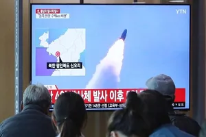 Người dân Seoul xem đoạn phim Triều Tiên phóng tên lửa, ngày 9-5-2019.