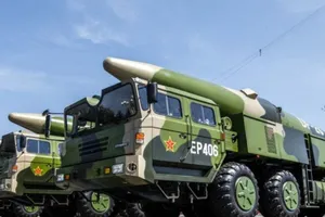 Tên lửa đạn đạo tầm trung DF-26 gắn đầu đạn hạt nhân của Trung Quốc. 