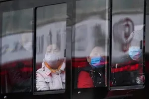 Người dân Trung Quốc đeo khẩu trang khi ngồi trên xe buýt.