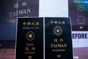 Hộ chiếu Đài Loan cũ (trái) và hộ chiếu Đài Loan mới. Ảnh: REUTERS