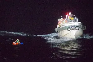 Tàu cứu hộ tìm kiếm 42 người mất tích khi tàu hàng lật chìm ngoài khơi Nhật.