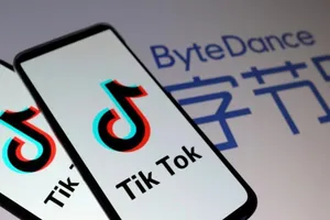 Logo ứng dụng TikTok đặt cạnh tên tập đoàn công nghệ Trung Quốc ByteDance.