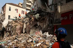 Một đội cứu hộ tìm kiếm trong đống đổ nát của các tòa nhà sụp đổ do vụ nổ lớn tại khu vực cảng Beirut, ở Beirut, Lebanon ngày 3 9 năm 2020. ẢNH: REUTERS 