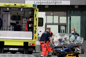 Ông Alexei Navalny được đưa vào bệnh viện Charite (Berlin) hôm 22-8. Ảnh: REUTERS