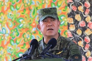 Tổng tư lệnh Các lực lượng Vũ trang Philippines Gilbert Gapay. 