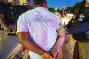 Một tối phạm là đối tượng di trú bất hợp pháp bị bắt giữ tại Dallas, Texas. Ảnh ABC News