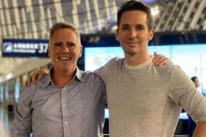 Hai nhà báo Úc tại sân bay TP Sydney (Úc). Ảnh: ABC