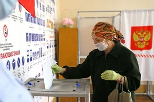 Một cử tri ở tỉnh Amur (vùng Viễn Đông) bỏ phiếu trong cuộc trưng cầu dân ý sửa đổi Hiến pháp Nga hồi cuối tháng 6. Ảnh: CNN