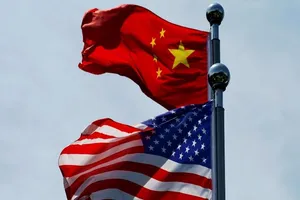 Quốc kỳ Mỹ và quốc kỳ Trung Quốc.