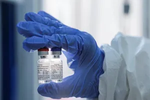 Nhân viên y tế cầm lọ vaccine ngừa COVID-19 ở Nga.