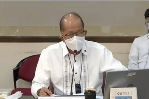 Bộ trưởng Quốc phòng Philippines Delfin Lorenzana tại phiên điều trần hôm 8-9. Ảnh: GMA NEWS