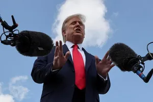 Tổng thống Mỹ Donald Trump nói chuyện với các phóng viên tại Washington, ngày 8-9.