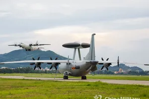 Một chiếc KJ-500 (đang đậu) tại một căn cứ thuộc Quân khu Nam của Trung Quốc. Ảnh: CHINA MILITARY