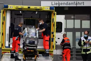 Ông Alexei Navalny được đưa vào bệnh viện Charite (Berlin) hôm 22-8. Ảnh: REUTERS