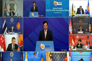 Ngoại trưởng Mỹ Mike Pompeo và các nhà ngoại giao hàng đầu của ASEAN. Ảnh: VTV/AP