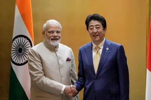 Thủ tướng Ấn Độ Narendra Modi và Thủ tướng Nhật Bản Shinzo Abe trong cuộc gặp song phương ở Osaka, Nhật Bản, vào tháng 6-2019. Ảnh: REUTERS