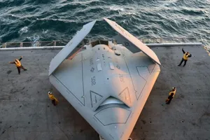 Máy bay không người lái X-47B trên tàu sân bay Mỹ George H.W. Bush. Ảnh: HẢI QUÂN MỸ