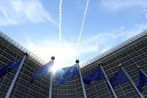 Cờ EU trước trụ sở tổ chức này tại TP Brussels, Bỉ. Ảnh: REUTERS