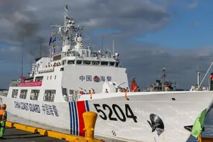 Tàu hải cảnh Trung Quốc số hiệu 5204 trong chuyến thăm thủ đô Manila của Philippines hồi tháng 1-2020. Ảnh: REUTERS