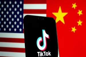 Logo ứng dụng TikTok trước quốc kỳ Mỹ và Trung Quốc.