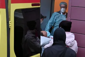 Ông Alexei Navalny được đưa từ Bệnh viện Cấp cứu số 1 Omsk lên máy bay để sang Đức hôm 22-8. Ảnh: REUTERS