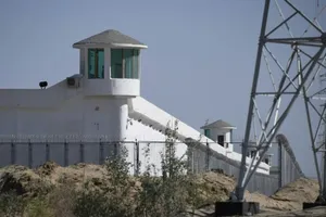 Các tháp canh gần một trại cải tạo được cho là dành cho người Duy Ngô Nhĩ ở vùng Tân Cương, Trung Quốc.