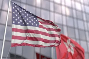 Cờ Mỹ và cờ Hong Kong. Ảnh: CHINA BRIEFING