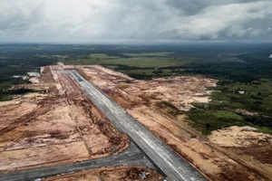 Đường băng đang được doanh nghiệp Trung Quốc xây dựng tại sân bay quốc tế Dara Sakor của Campuchia. Ảnh: THE NEW YORK TIMES