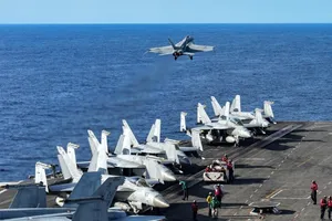 Tiêm kích Mỹ cất cánh từ tàu sân bay USS Ronald Reagan trong cuộc tập trận ở biển Philippines hồi tháng 7-2020. Ảnh: REUTERS