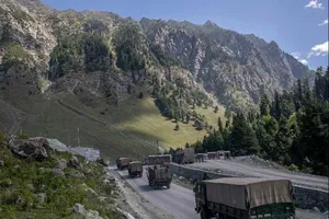 Một đoàn xe quân đội Ấn Độ di chuyển trên đường cao tốc Srinagar- Ladakh ngày 9-9. Ảnh: AP