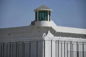 Các tháp canh gần một trại cải tạo được cho là dành cho người Duy Ngô Nhĩ ở vùng Tân Cương, Trung Quốc.ẢNH: AFP. 