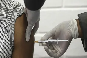 Nhân viên y tế đang tiêm vaccine ngừa COVID-19 thử nghiệm cho người dân. 