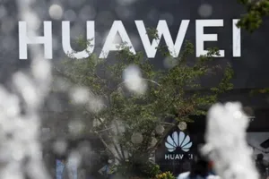 Logo Huawei được nhìn thấy trên một cửa hàng bán lẻ ở Bắc Kinh, Trung Quốc, ngày 14-7.