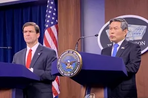 Bộ trưởng Quốc phòng Mỹ Mark Esper và Bộ trưởng Quốc phòng Hàn Quốc hồi tháng 2. Ảnh: YONHAP