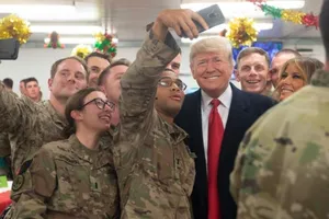 Tổng thống Mỹ Donald Trump và quân nhân Mỹ.