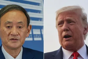Thủ tướng Nhật Yoshihide Suga (trái) vừa có cuộc điện đàm đầu tiên với Tổng thống Mỹ Donald Trump ngày 20-9. 