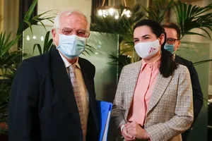 Thủ lĩnh phe đối lập Belarus Sviatlana Tikhanouskaya (phải) và Đại diện cấp cao về an ninh và chính sách đối ngoại EU Josep Borrell (trái). Ảnh: REUTERS