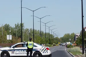 Cảnh sát Canada đứng gác trên đường vào căn hộ tại tỉnh Quebec (Canada) bị nghi liên quan tới lá thư chứa chất độc ricin gửi tới Nhà Trắng. Ảnh: REUTERS