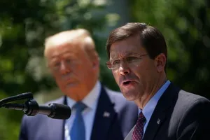 Tổng thống Mỹ Donald Trump (trái) cùng Bộ trưởng Quốc phòng Mark Esper. Ảnh: MANDEL NGAN / GETTY IMAGES