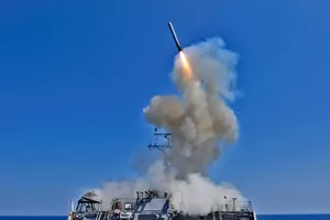 Khu trục hạm USS Barry phóng thử tên lửa hành trình Tomahawk trong một đợt tập trận ở Đại Tây Dương hồi tháng 6-2018. Ảnh: AFP