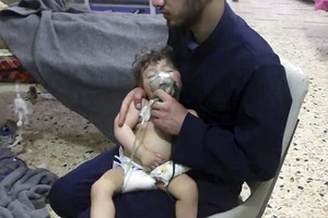 Hình ảnh từ một video của nhóm Mũ bảo hiểm trắng về cáo buộc quân chính phủ Syria sử dụng vũ khí hóa học năm 2018. Ảnh: AP/WHITE HELMETS
