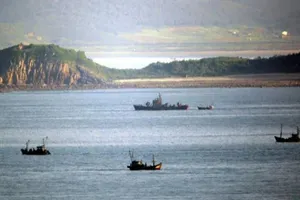 Một tàu tuần tra của hải quân Triều Tiên được nhìn thấy giữa các tàu đánh cá của nước này hồi năm 2009.