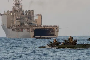 Lính thủy đánh bộ gần tàu đổ bộ đổ bộ lớp Whidbey Island USS Germantown. Ảnh: BREAKING DEFENSE
