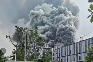 Những đám khói đen bốc lên trong vụ cháy chiều 25-9 tại trung tâm nghiên cứu của Huawei ở TP Đông Hoản. Ảnh: SCMP