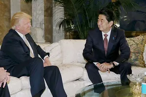 Ông Shinzo Abe và ông Mỹ Donald Trump gặp nhau tại TP New York (Mỹ) vào tháng 11-2016. Ảnh: AFP