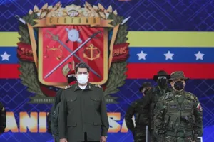 Tổng thống Nicolas Maduro (đeo khẩu trang trắng) tại lễ kỷ niệm 15 năm thành lập Bộ chỉ huy Tác chiến chiến lược của quân đội Venezuela hôm 25-9. Ảnh: EL UNIVERSAL