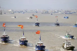 Tàu cá Trung Quốc rời cảng ở tỉnh Chiết Giang (Trung Quốc) vào tháng 9-2012.