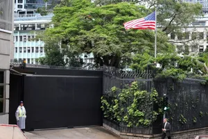 nh chụp bên ngoài Lãnh sự quán Mỹ tại Hong Kong hồi tháng 3-2020. Ảnh: SCMP