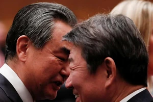 Bộ trưởng Ngoại giao Trung Quốc Vương Nghị và người đồng cấp Nhật Toshimitsu Motegi. Ảnh: REUTERS